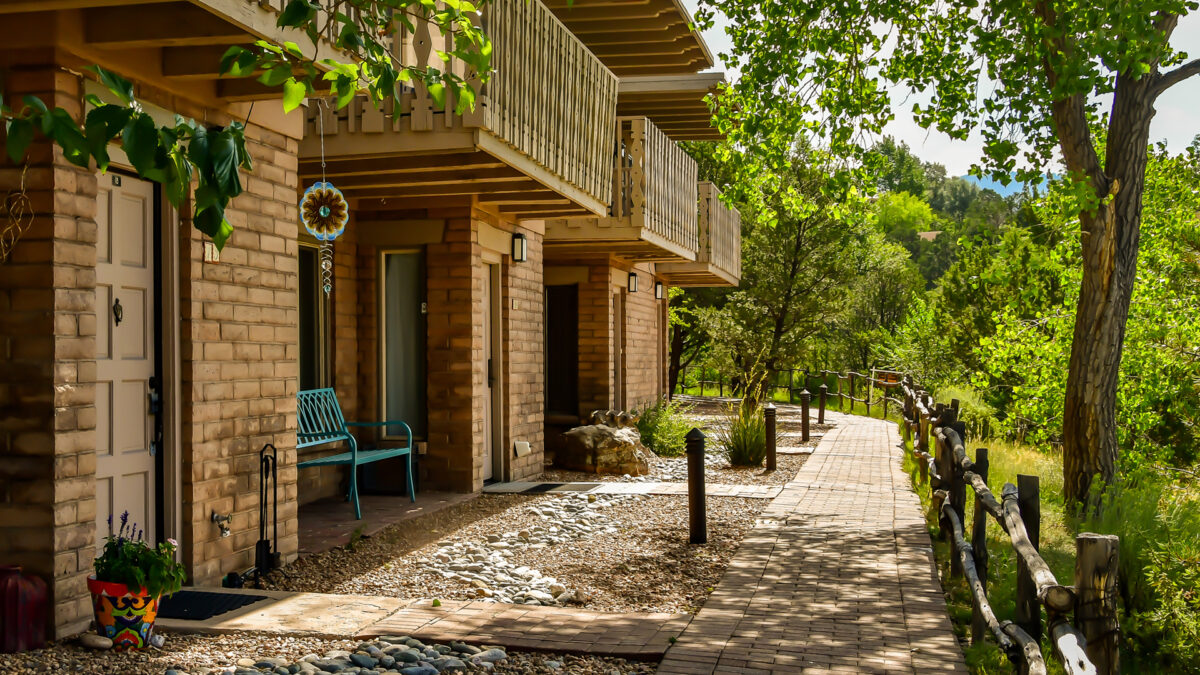 lush green exterior of fort march hotel suites in santa fe, new mexico