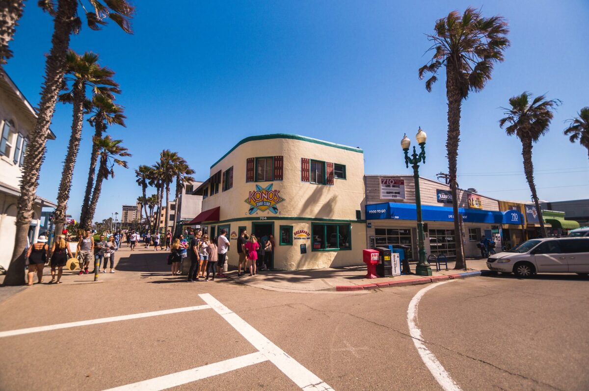 People Lined up at the Popular Kono's Cafe in Pacific Beach, San Diego