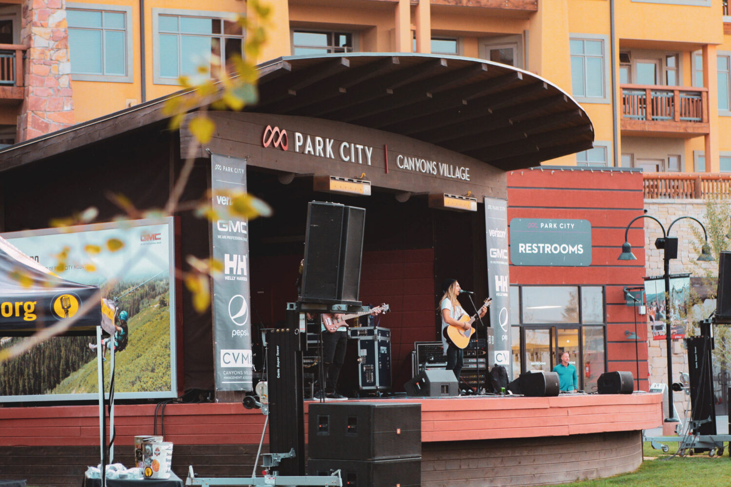 sundial lodge outdoor concert series in summer