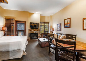 A living room in a deluxe studio suite at Sundial Lodge
