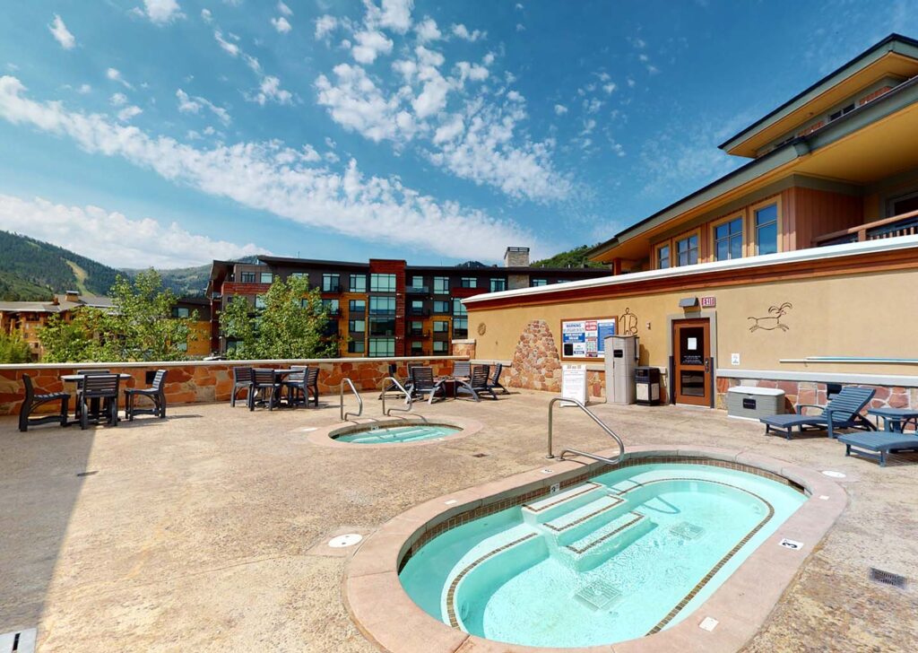 Sundial Skybridge plunge pool and hot tub