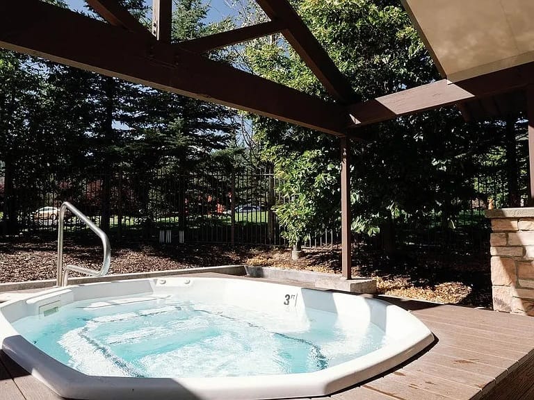Jupiter Inn Park City communal hot tub